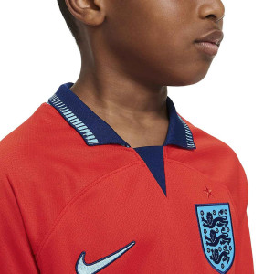 /D/N/DN0829-600-10_camiseta-nike-2a-inglaterra-nino-2022-2023-dri-fit-stadium-color-rojo_3_detalle-cuello-y-pecho-con-escudo.jpg