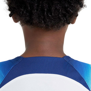 /D/N/DN0831-100-7_camiseta-nike-inglaterra-saka-nino-2022-2023-dri-fit-stadium-color-blanco_3_detalle-cuello-y-pecho-con-escudo.jpg