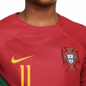 /D/N/DN0835-628-11_camiseta-nike-portugal-nino-joao-felix-stadium-22-23-df-color-rojo-y-verde_3_detalle-cuello-y-pecho-con-escudo.jpg