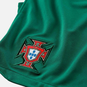 /D/N/DN0866-341_pantalon-corto-nike-portugal-nino-2022-2023-dri-fit-stadium-color-verde_3_detalle-escudo.jpg