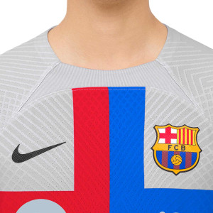 /D/N/DN2706-042_camiseta-nike-3a-barcelona-2022-2023-dri-fit-adv-match-color-gris_3_detalle-cuello-y-pecho-con-escudo.jpg