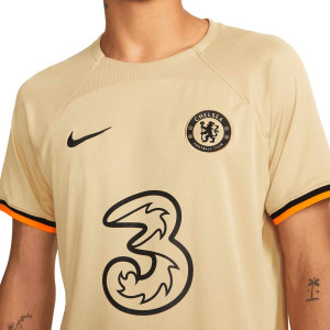 /D/N/DN2712-253_camiseta-nike-3a-chelsea-2022-2023-dri-fit-stadium-color-z-beige_3_detalle-cuello-y-pecho-con-escudo.jpg