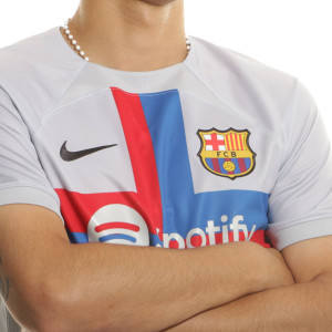 /D/N/DN2713-043-21_camiseta-nike-3a-barcelona-2022-2023-f--de-jong-dri-fit-stadium-color-gris_3_detalle-cuello-y-pecho-con-escudo.jpg