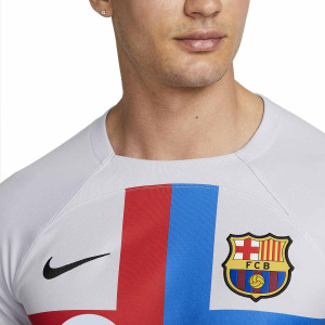 /D/N/DN2713-043-30_camiseta-nike-3a-barcelona-gavi-2022-2023-dri-fit-stadium-color-gris_3_detalle-cuello-y-pecho-con-escudo.jpg
