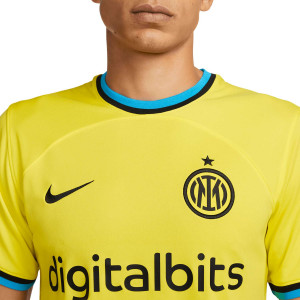 /D/N/DN2714-715_camiseta-nike-3a-inter-2022-2023-dri-fit-stadium-color-amarillo_3_detalle-cuello-y-pecho-con-escudo.jpg