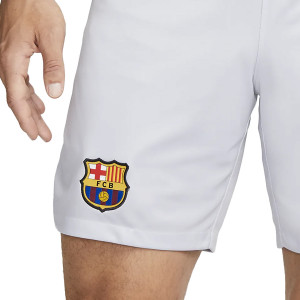 /D/N/DN2722-042_pantalon-corto-nike-3a-barcelona-2022-2023-dri-fit-stadium-color-gris_3_detalle-escudo.jpg
