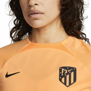 /D/N/DN2728-812_camiseta-nike-3a-atletico-mujer-2022-2023-dri-fit-stadium-color-z-melocoton_3_detalle-cuello-y-pecho-con-escudo.jpg
