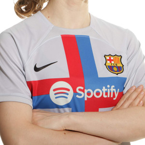 /D/N/DN2730-043-11_camiseta-nike-3a-barcelona-2022-2023-dri-fit-stadium-color-gris_3_detalle-cuello-y-pecho-con-escudo.jpg