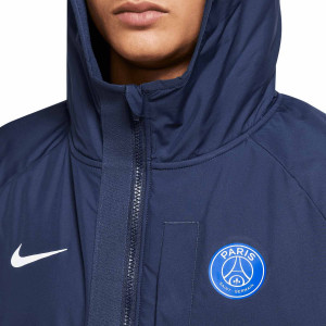 /D/N/DN3113-410_chaqueta-invierno-nike-psg-winterized-all-weather-fan-ucl-color-azul_3_detalle-cierre-cuello-y-pecho.jpg