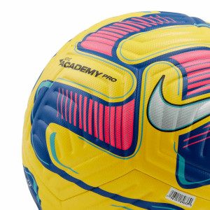 /D/N/DN3598-720-5_pelota-futbol-nike-academy-pro-talla-5-color-amarillo_3_detalle-logotipo.jpg