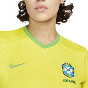 /D/R/DR3989-740_camiseta-nike-brasil-mujer-dri-fit-stadium-wwc-2023-color-amarillo_3_detalle-cuello-y-pecho-con-escudo.jpg