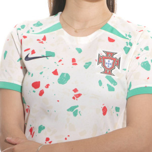 /D/R/DR3992-133_camiseta-nike-2a-portugal-mujer-dri-fit-stadium-wwc-2023-color-blanco_3_detalle-cuello-y-pecho-con-escudo.jpg