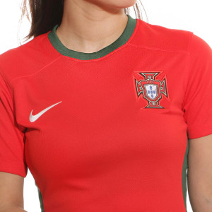 /D/R/DR3993-600_camiseta-nike-portugal-mujer-dri-fit-stadium-wwc-2023-color-rojo_3_detalle-cuello-y-pecho-con-escudo.jpg