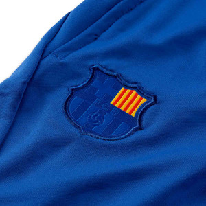/D/R/DR5068-455_pantalon-chandal-nike-barcelona-entrenamiento-nino-dri-fit-strike-color-azul_3_detalle-escudo.jpg