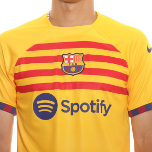 /D/R/DR5079-729-8_camiseta-nike-4a-barcelona-senyera-2023-pedri-dri-fit-stadium-color-amarillo_3_detalle-cuello-y-pecho-con-escudo.jpg