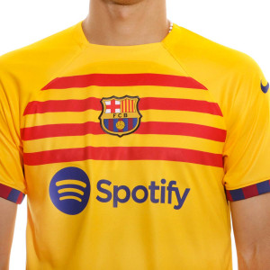 /D/R/DR5079-729-9_camiseta-nike-4a-barcelona-senyera-2023-lewandowski-df-stadium-color-amarillo_3_detalle-cuello-y-pecho-con-escudo.jpg