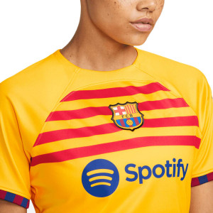 /D/R/DR5081-729_camiseta-nike-4a-barcelona-mujer-senyera-2023-dri-fit-stadium-color-amarillo_3_detalle-cuello-y-pecho-con-escudo.jpg