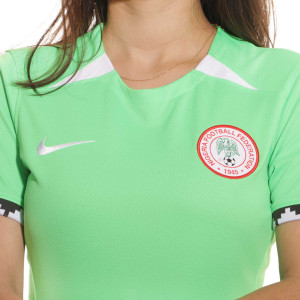 /D/X/DX0709-328_camiseta-nike-nigeria-mujer-dri-fit-stadium-wwc-2023-color-verde_3_detalle-cuello-y-pecho-con-escudo.jpg