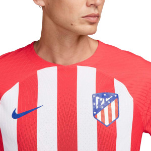 /D/X/DX2609-613_camiseta-nike-atletico-2023-2024-dri-fit-adv-match-color-rojo-y-blanco_3_detalle-cuello-y-pecho-con-escudo.jpg