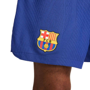 /D/X/DX2627-455-6_pantalon-corto-nike-barcelona-2023-2024-dri-fit-adv-match-color-azul_3_detalle-escudo.jpg