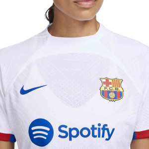 /D/X/DX2631-101-C4_camiseta-nike-2a-barcelona-mujer-r-araujo-23-24-dfadvmatch-p-ucl-color-blanco_3_detalle-cuello-y-pecho-con-escudo.jpg