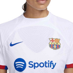 /D/X/DX2631-101-UWCL_camiseta-nike-2a-barcelona-mujer-2023-2024-dri-fit-adv-match-wcl-color-blanco_3_detalle-cuello-y-pecho-con-escudo.jpg