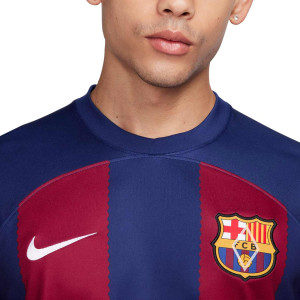 /D/X/DX2636-456-L8_camiseta-manga-larga-nike-barcelona-pedri-23-24-df-stadium-liga-color-azul-y-rojo_3_detalle-cuello-y-pecho-con-escudo.jpg