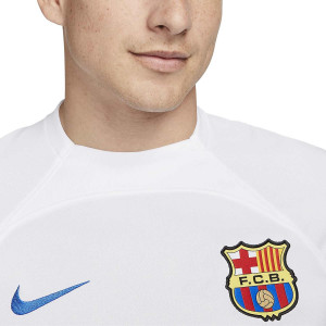 /D/X/DX2686-101-C9_camiseta-nike-2a-barcelona-lewandowski-23-24-df-stadium-p-ucl-color-blanco_3_detalle-cuello-y-pecho-con-escudo.jpg