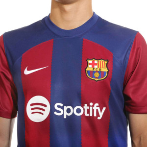 /D/X/DX2687-456-27_camiseta-nike-barcelona-lamine-yamal-2023-2024-dri-fit-stadium-color-azul-y-rojo_3_detalle-cuello-y-pecho-con-escudo.jpg