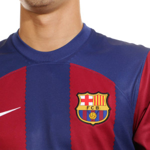 /D/X/DX2687-456-LFP_camiseta-nike-barcelona-2023-2024-dri-fit-stadium-laliga-color-azul-y-rojo_3_detalle-cuello-y-pecho-con-escudo.jpg