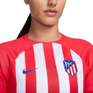 /D/X/DX2723-612_camiseta-nike-atletico-mujer-2023-2024-dri-fit-stadium-color-rojo-y-blanco_3_detalle-cuello-y-pecho-con-escudo.jpg