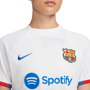 /D/X/DX2728-101-UWCL_camiseta-nike-2a-barcelona-mujer-2023-2024-dri-fit-stadium-wcl-color-blanco_3_detalle-cuello-y-pecho-con-escudo.jpg