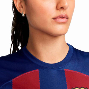 /D/X/DX2729-456-6_camiseta-nike-barcelona-mujer-gavi-2023-2024-df-stadium-color-azul-y-rojo_3_detalle-cuello-y-pecho-con-escudo.jpg