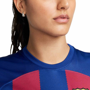 /D/X/DX2729-456-C8_camiseta-nike-barcelona-mujer-pedri-23-24-df-stadium-ucl-color-azul-y-rojo_3_detalle-cuello.jpg