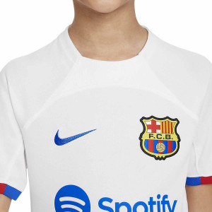 /D/X/DX2760-101-6_camiseta-nike-2a-barcelona-nino-gavi-2023-2024-dri-fit-stadium-color-blanco_3_detalle-cuello-y-pecho-con-escudo.jpg