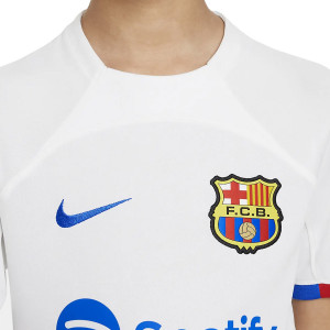 /D/X/DX2760-101-UCL_camiseta-nike-2a-barcelona-nino-2023-2024-dri-fit-stadium-ucl-color-blanco_3_detalle-cuello-y-pecho-con-escudo.jpg