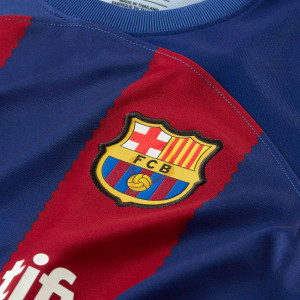 /D/X/DX2761-456-6_camiseta-nike-barcelona-nino-gavi-2023-2024-dri-fit-stadium-color-azul-y-rojo_3_detalle-cuello-y-pecho-con-escudo.jpg