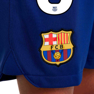 /D/X/DX2783-455-6_pantalon-corto-nike-barcelona-nino-2023-2024-dri-fit-stadium-color-azul_3_detalle-escudo.jpg