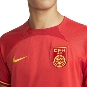/D/Z/DZ1784-696_camiseta-nike-china-2022-2023-dri-fit-stadium-color-rojo_3_detalle-cuello-y-pecho-con-escudo.jpg