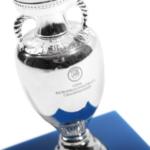 /E/M/EM-24-PO-100-AP-SP_trofeo-campeon-eurocopa-2024-espana-100-mm-con-pedestal-color-plata_3_detalle.jpg