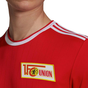/E/Y/EY1937_camiseta-adidas-union-berlin-2021-2022-color-rojo_3_detalle-cuello-y-pecho-con-escudo.jpg
