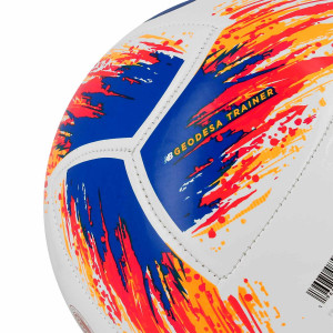 /F/B/FB13467G-WII-4_pelota-de-futbol-new-balance-geodesa-training-talla-4-color-blanco_3_detalle-logotipo.jpg