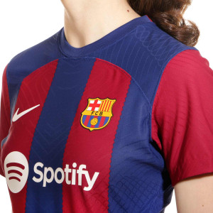 /F/D/FD4125-456-11_camiseta-nike-barcelona-mujer-alexia-2023-2024-dri-fit-adv-match-color-azul-y-rojo_3_detalle-cuello-y-pecho-con-escudo.jpg