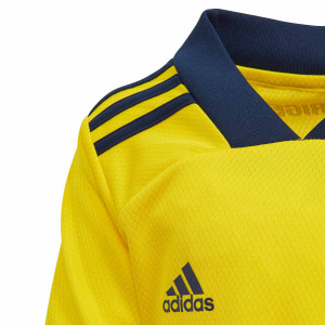 /F/H/FH7615_uniforme-adidas-suecia-nino-pequeno-2020-2021-color-amarillo_3_detalle-cuello-y-pecho-con-escudo.jpg