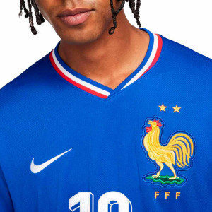 /F/J/FJ1259-452-10_camiseta-camiseta-nike-francia-2024-2025-stadium-df-mbappe-10-color-azul_3_detalle-cuello-y-pecho-con-escudo.jpg