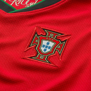 /F/J/FJ1595-657_uniforme-nike-portugal-nino-stadium-dri-fit-color-rojo_3_detalle-cuello-y-pecho-con-escudo.jpg