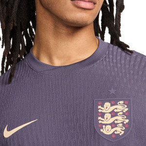 /F/J/FJ4259-573_camiseta-nike-2a-inglaterra-match-2024-2025-dfadv-color-purpura_3_detalle-cuello-y-pecho-con-escudo.jpg