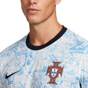 /F/J/FJ4261-133_camiseta-nike-2a-portugal-match-2024-2025-dfadv-color-blanco_3_detalle-cuello-y-pecho-con-escudo.jpg