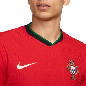 /F/J/FJ4262-657_camiseta-nike-portugal-match-2024-2025-dfadv-color-rojo_3_detalle-cuello-y-pecho-con-escudo.jpg