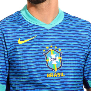 /F/J/FJ4269-458_camiseta-nike-2a-brasil-match-2024-2025-dfadv-color-azul_3_detalle-cuello-y-escudo.jpg